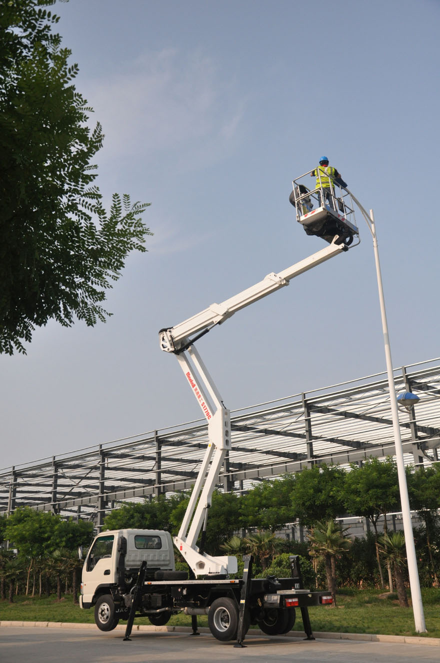 车载式高空作业车实拍图