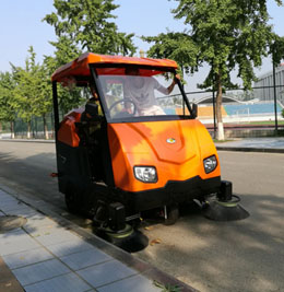 奥科奇电动扫地车在西南民族大学