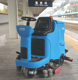 嘉得力驾驶式洗地机在营山火车站