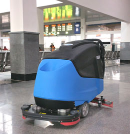 嘉得力驾驶式洗地机在西昌火车站